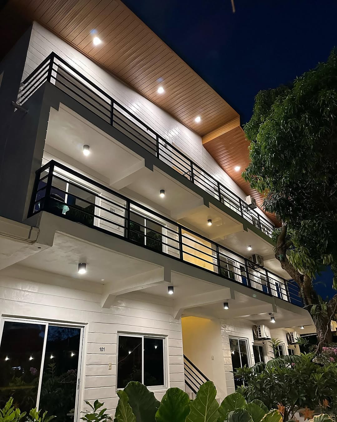 Night atmosphere at Location One Eighty
